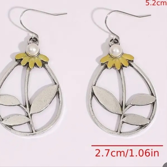 Nwt Hollow Water Drop Shape Flower Leaf Decor Retro Dangle Earrings Zinc Alloy - Picture 3 of 5